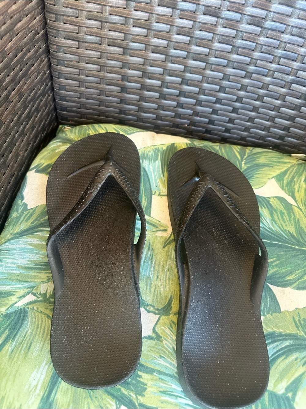Women's Black Flip Flop Sandals - Classic Everyday Comfort - Picture 1 of 5